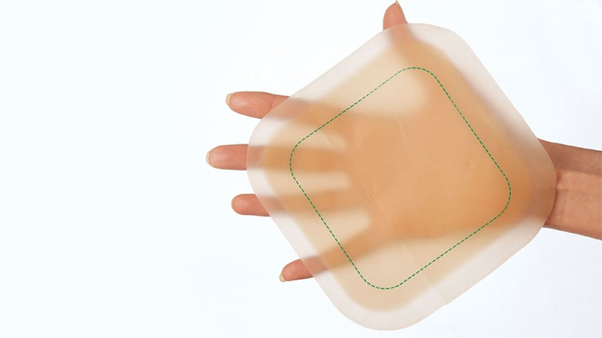 en hand som håller ett sårförband