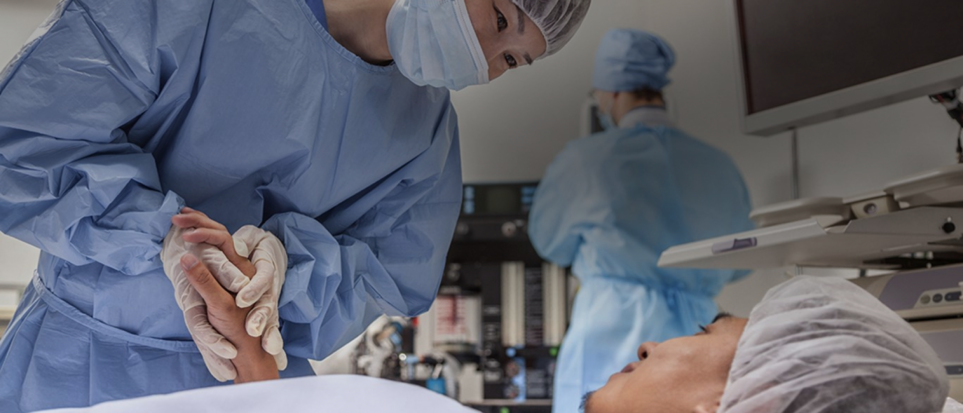 Γιατρός που μιλάει στον ασθενή πριν από τη χειρουργική επέμβαση