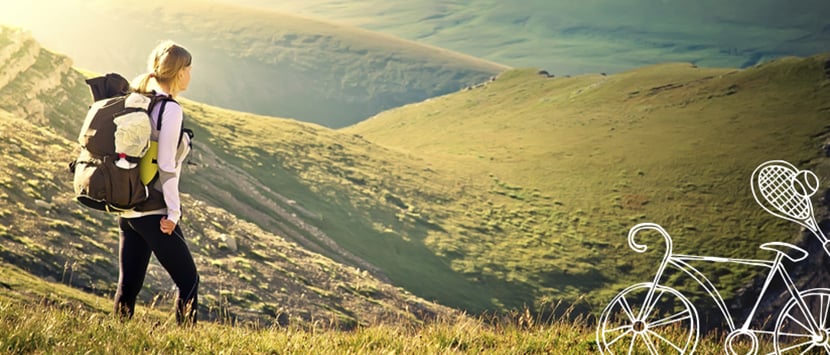 človek kráčajúci po kopci