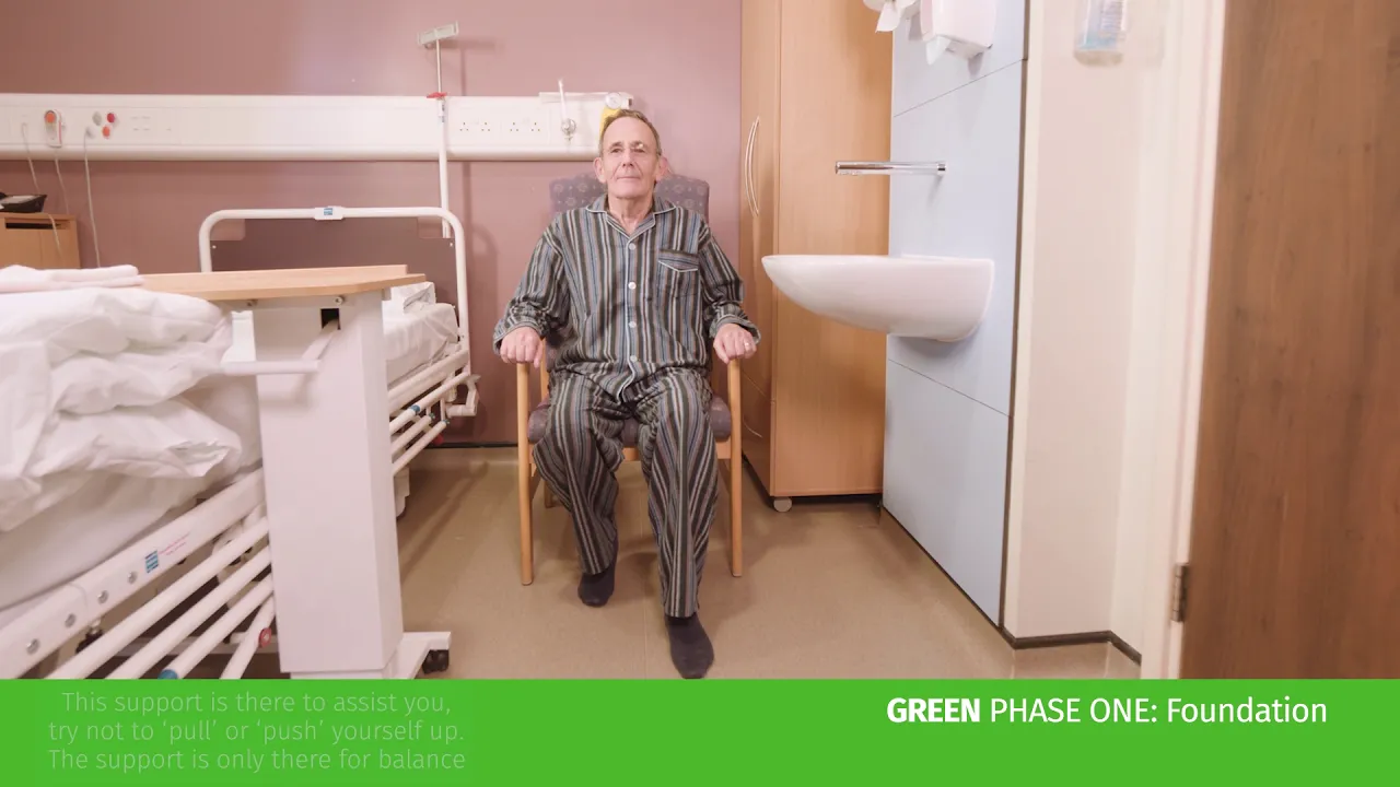 en mand, der sidder i en hospitalsstol