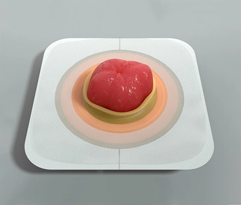 Un dessert rouge et jaune sur une assiette blanche