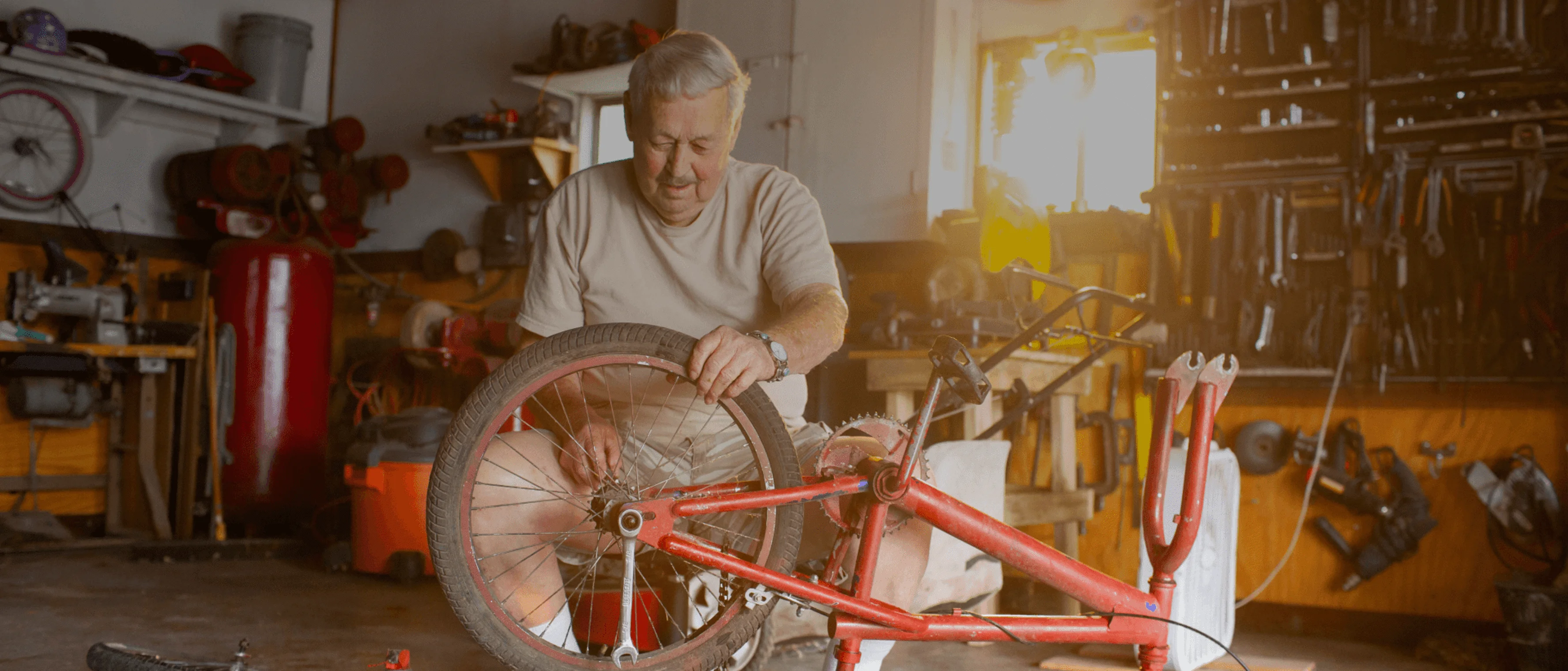 自転車で作業している人