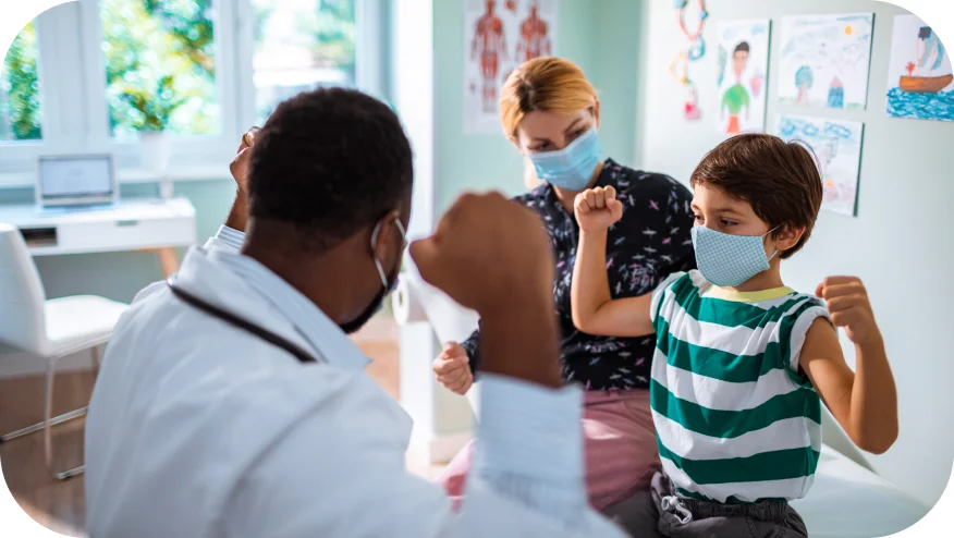 en person og et barn iført masker