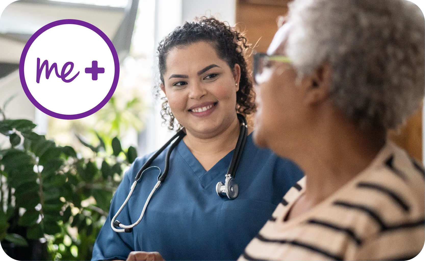 žena usmievajúca sa na muža