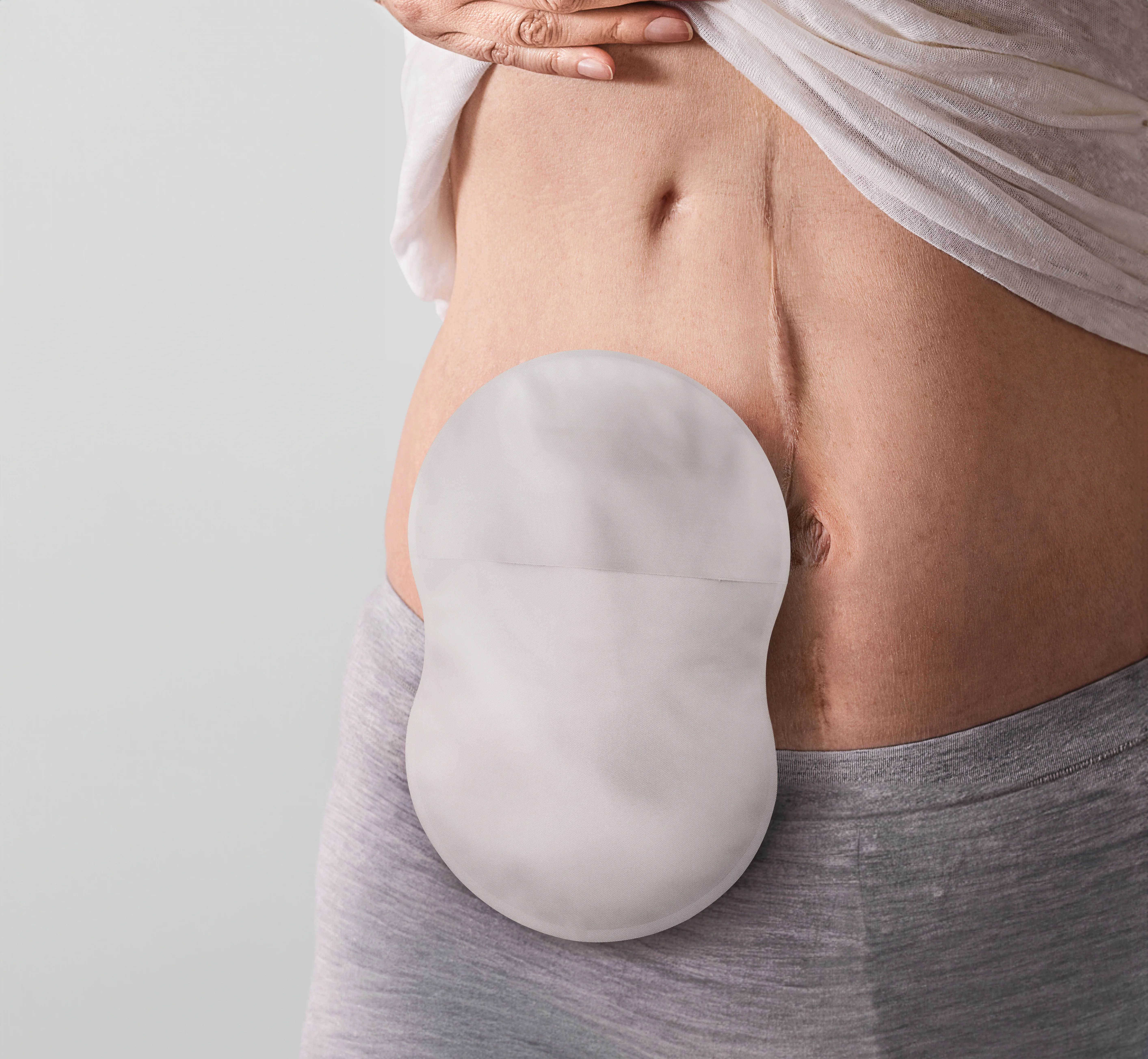 una persona con un indumento bianco