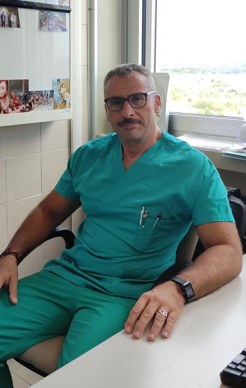 椅子に座っている人