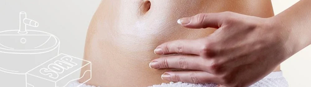 赤ちゃんの手を握る赤ちゃんの手のクローズアップ