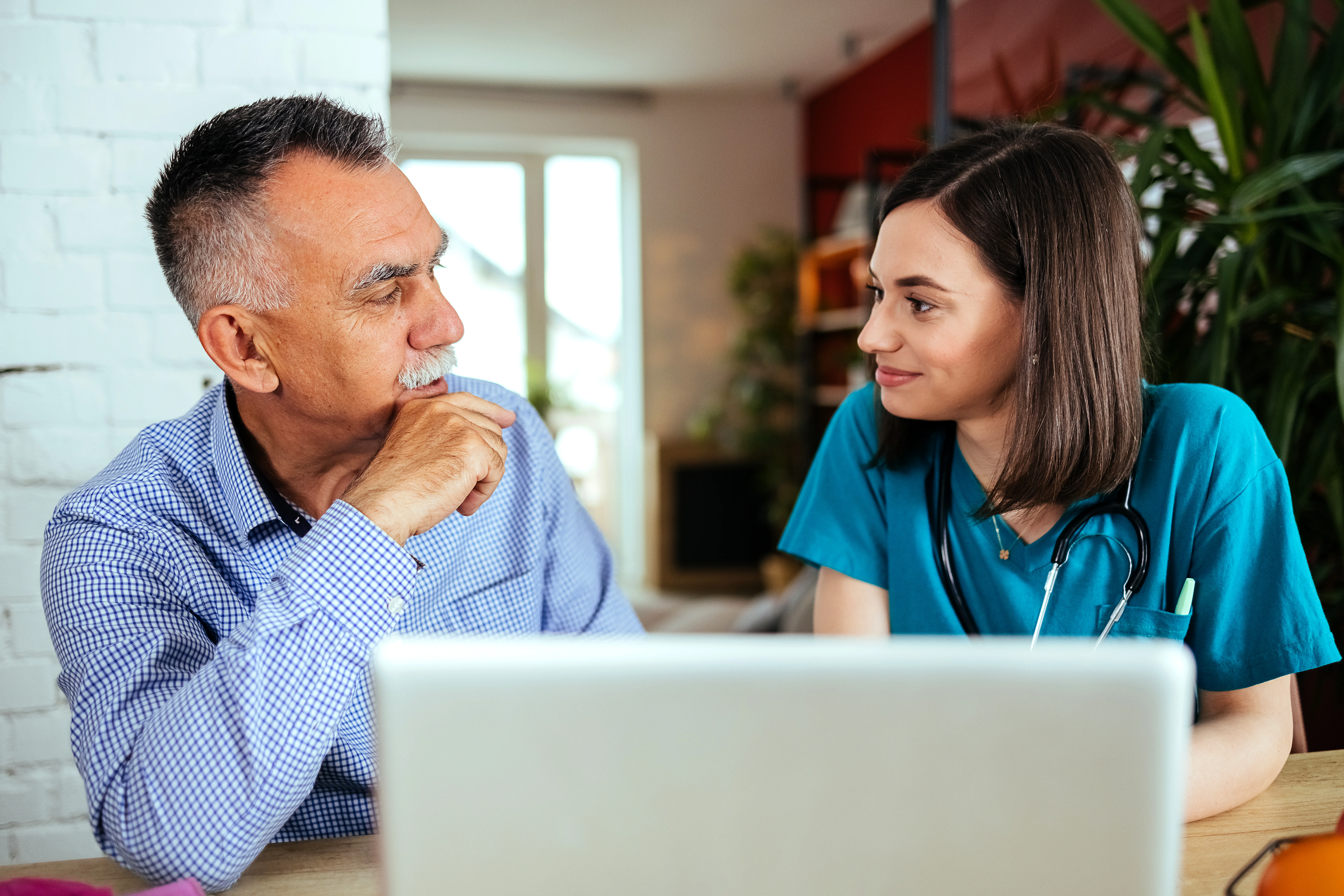 Un homme et une femme regardant un ordinateur portable
