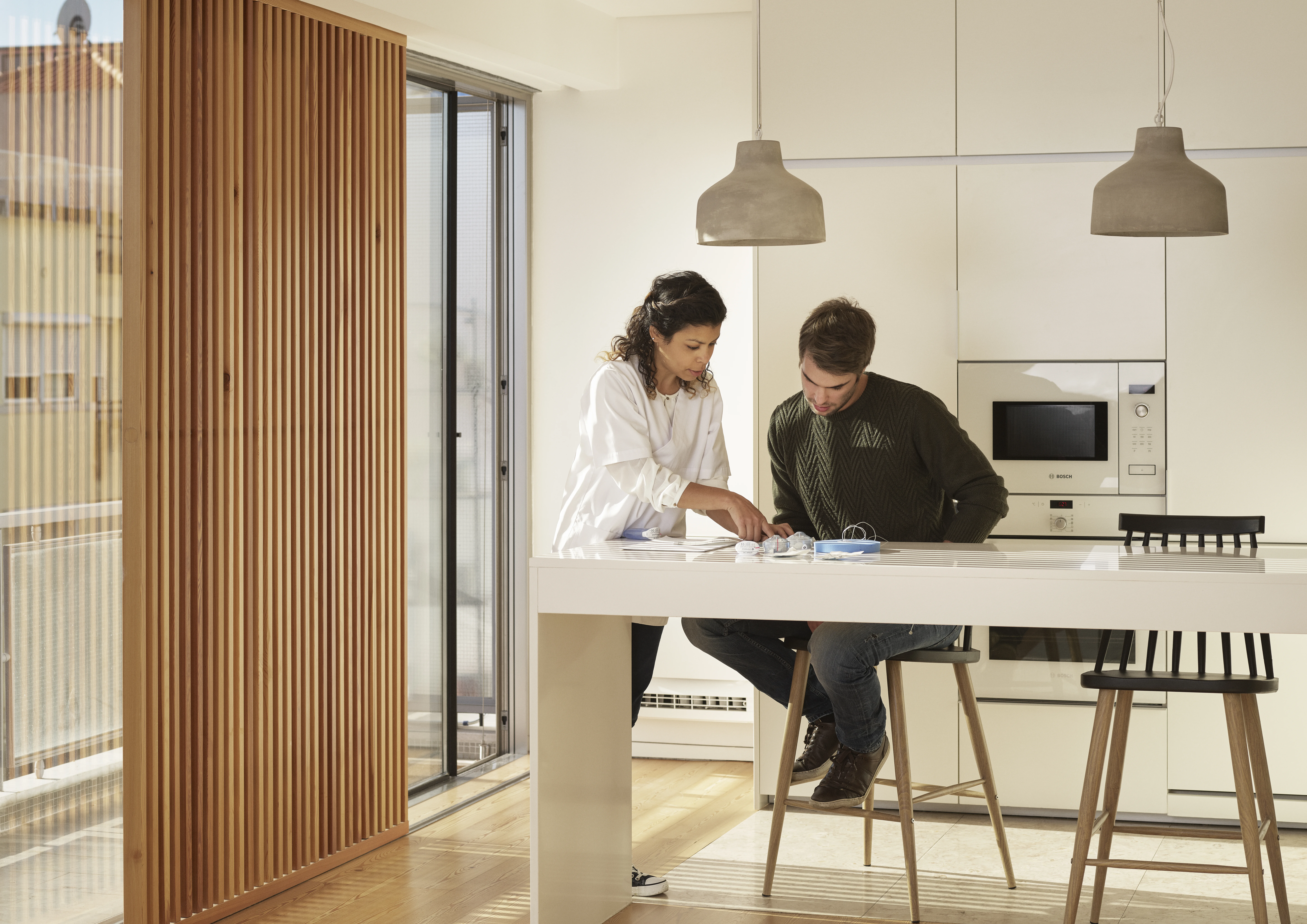 un hombre y una mujer sentados a una mesa