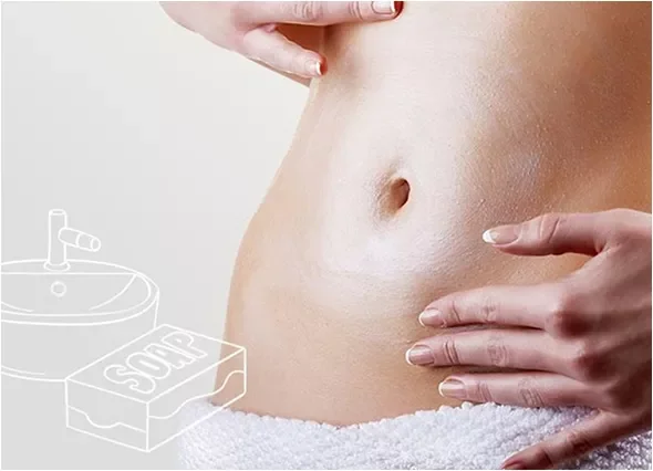 il volto di una donna con la mano di una persona che le tiene la testa