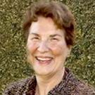 Kameraya gülümseyen bir kişi