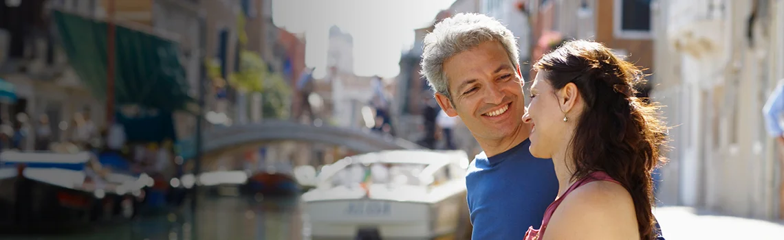 Un homme et une femme qui s’embrassent