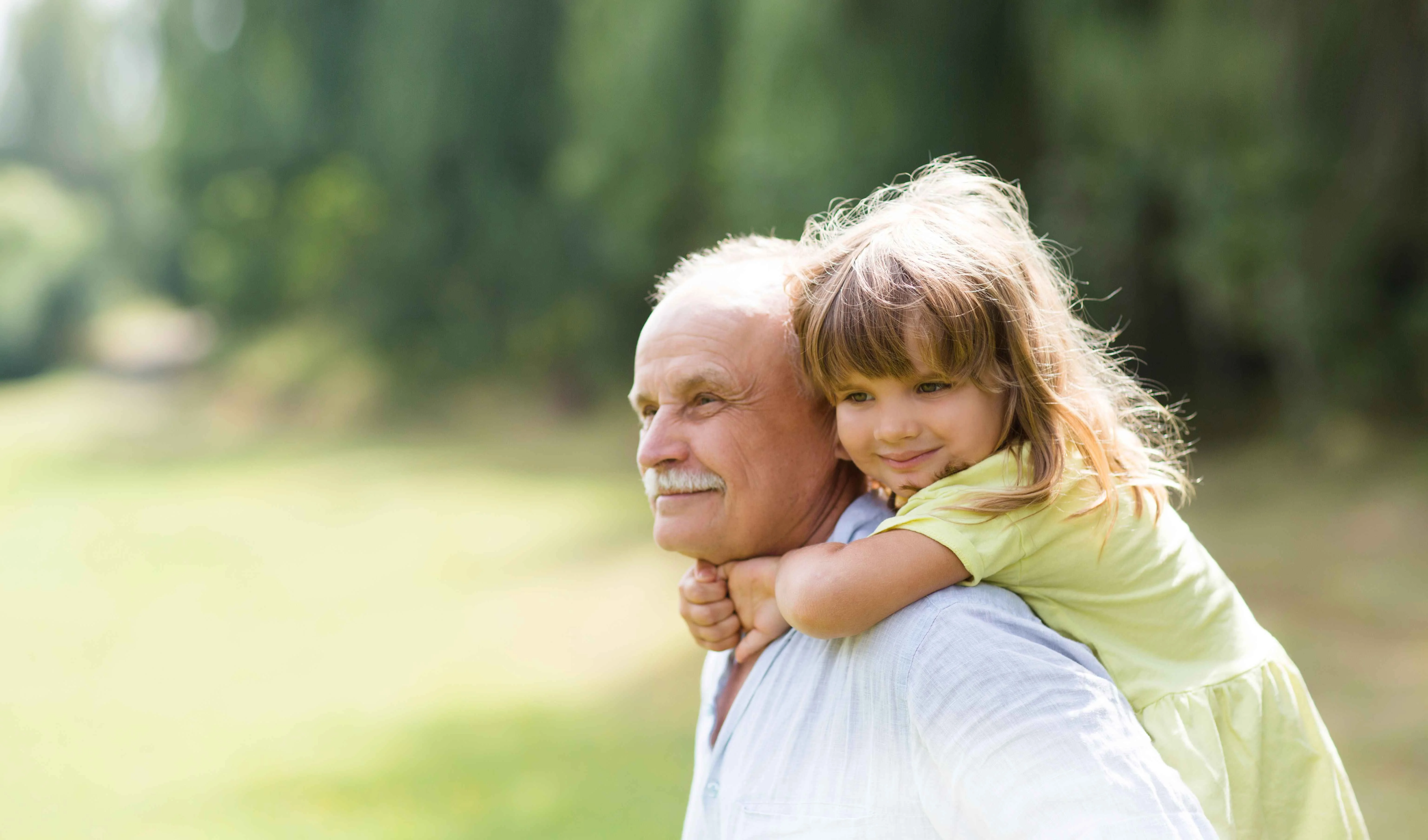 bebeği tutan bir kişi