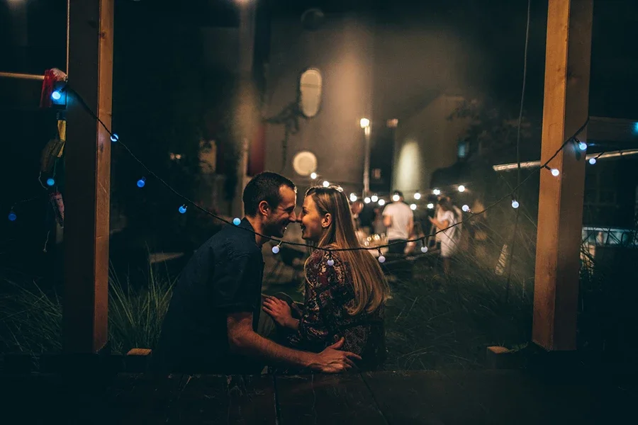 Een paar dat hun liefde en genegenheid voor elkaar uitdrukt.