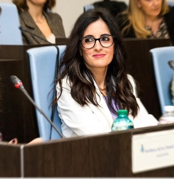 una persona seduta a una scrivania