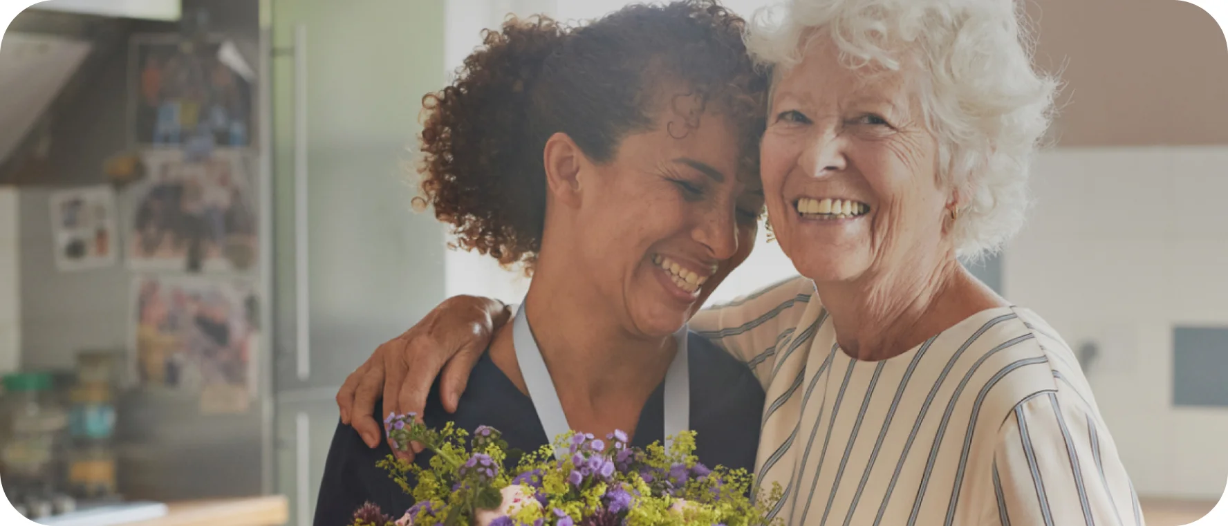 “两个女人相视一笑，反映了富有同情心的护理在造口周围皮肤健康中的重要性。