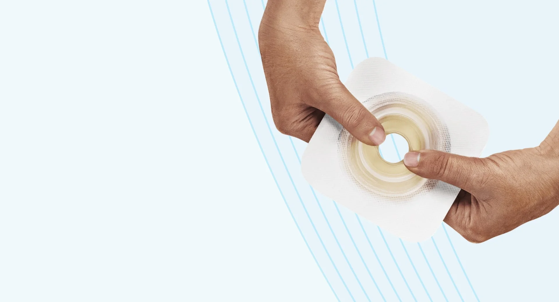 pohjalevyä pitelevät kädet