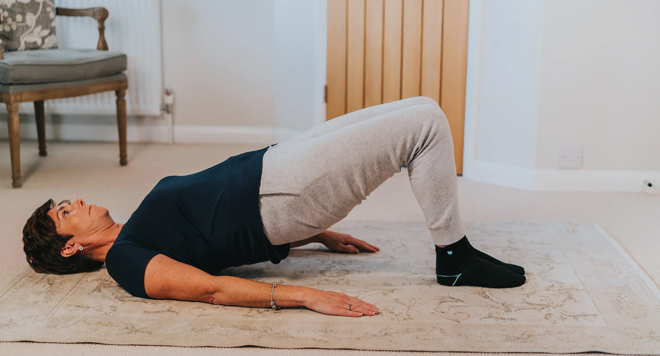 eine Person, die ein Brett auf dem Boden macht