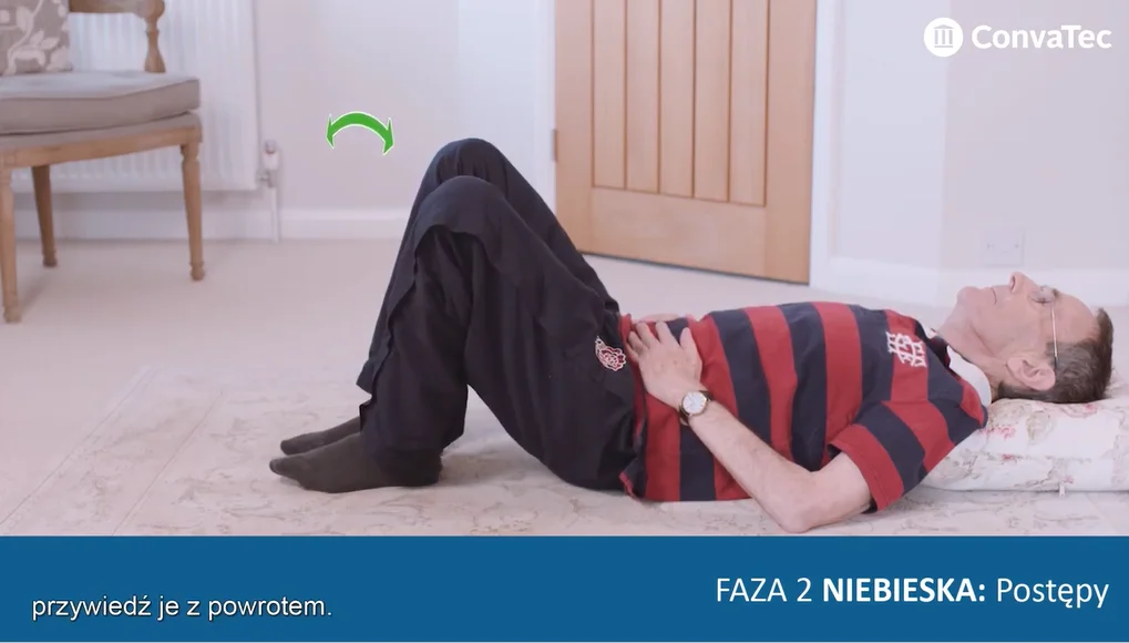 osoba leżąca na łóżku