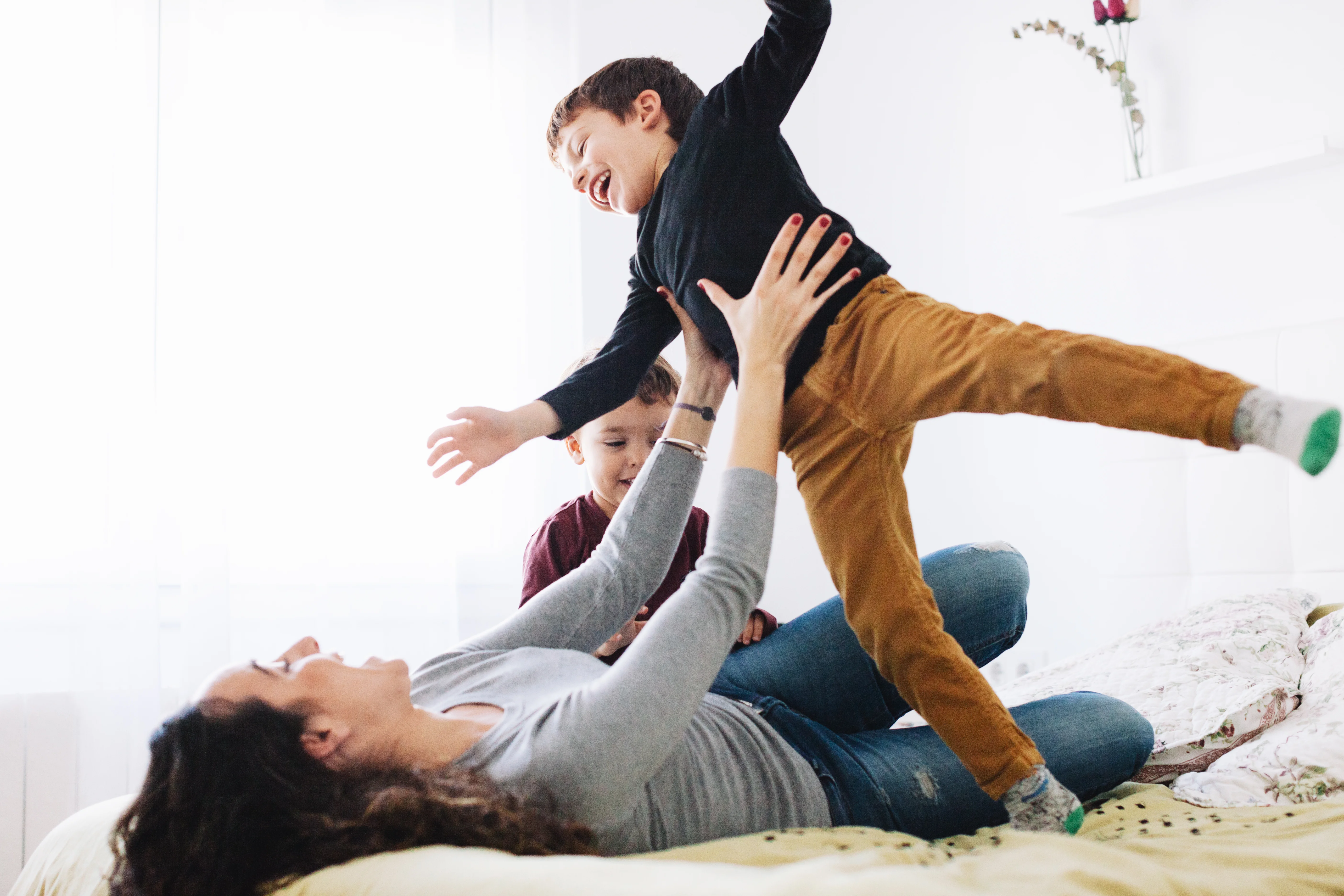 Nainen pitää lasta sylissään