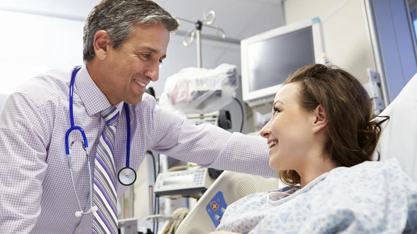 En läkare som pratar med en patient