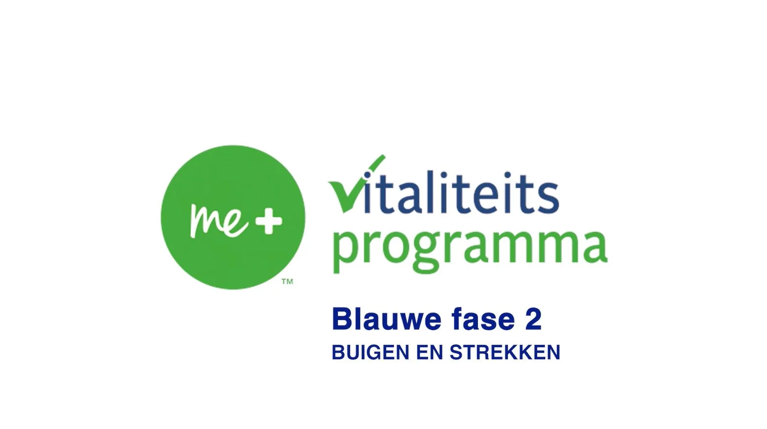 Een vrouw die over een stoel buigt