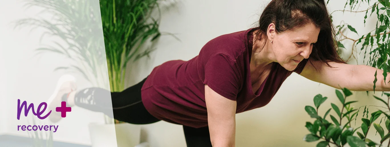 Um homem de camisa rosa